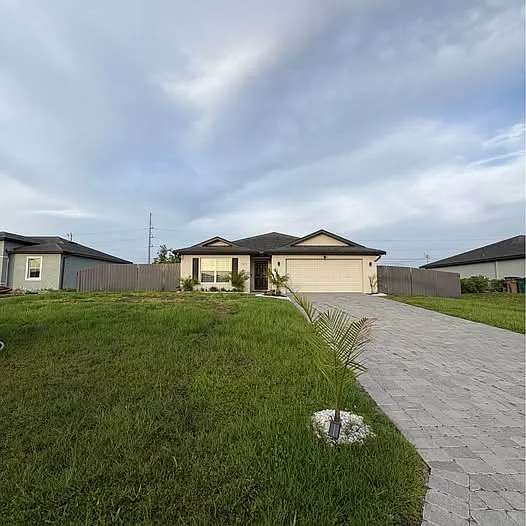 1215 NW Juanita Pl — Photo 2