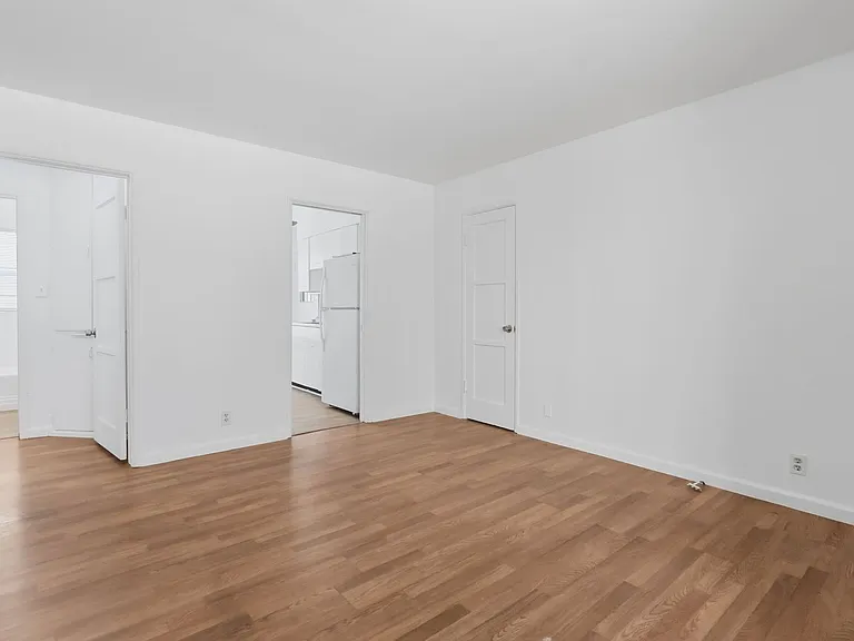 5642-5646 Laurel Canyon Blvd — Photo 4