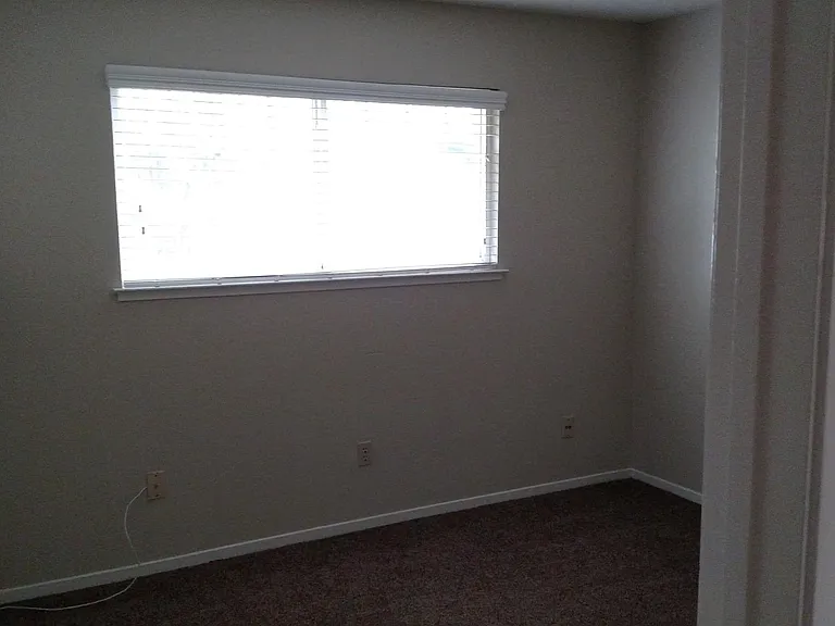 1446 Fordham Ave — Photo 9