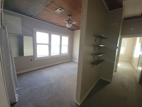 4th image of 682 W Mill St