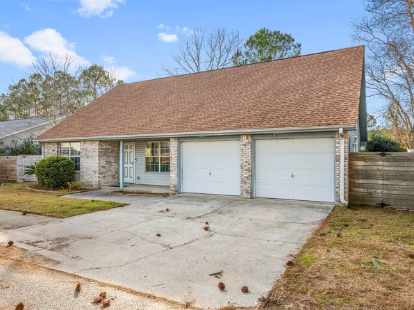 2 Macy Ln, Mary Esther, FL 32569