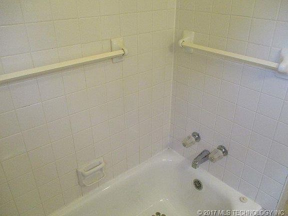 5th image of 605 Woodland St