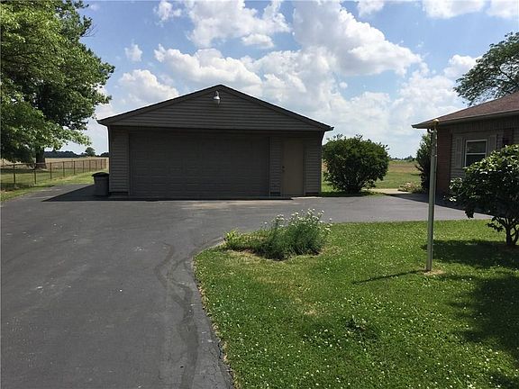 Paved driveway with tons of Parking space