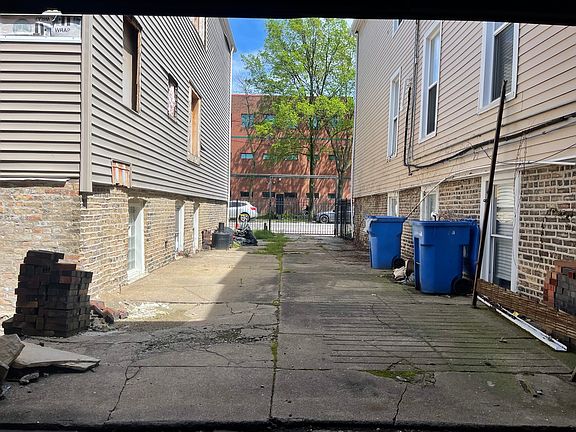 3rd image of 1638 N California Ave