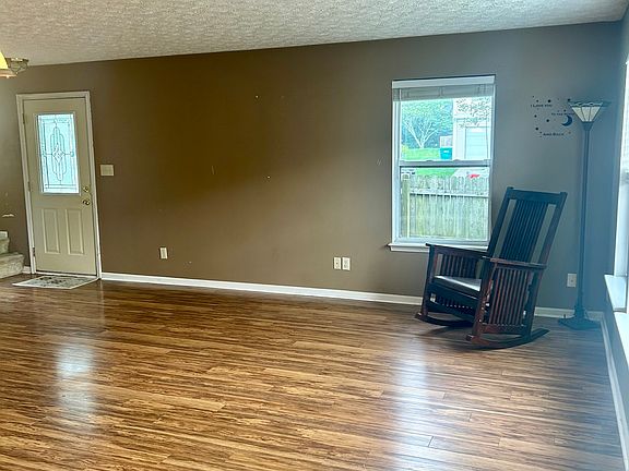 3rd image of 4461 Connaught Dr W