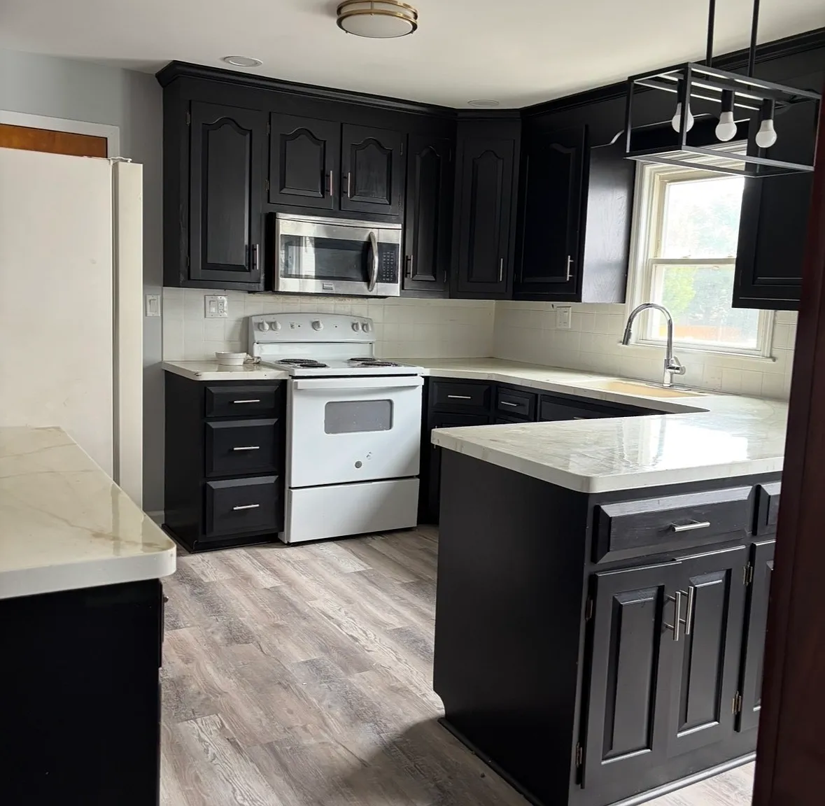 3 bed, 1.0 bath, 3360 sqft, $2,850 — Photo 4