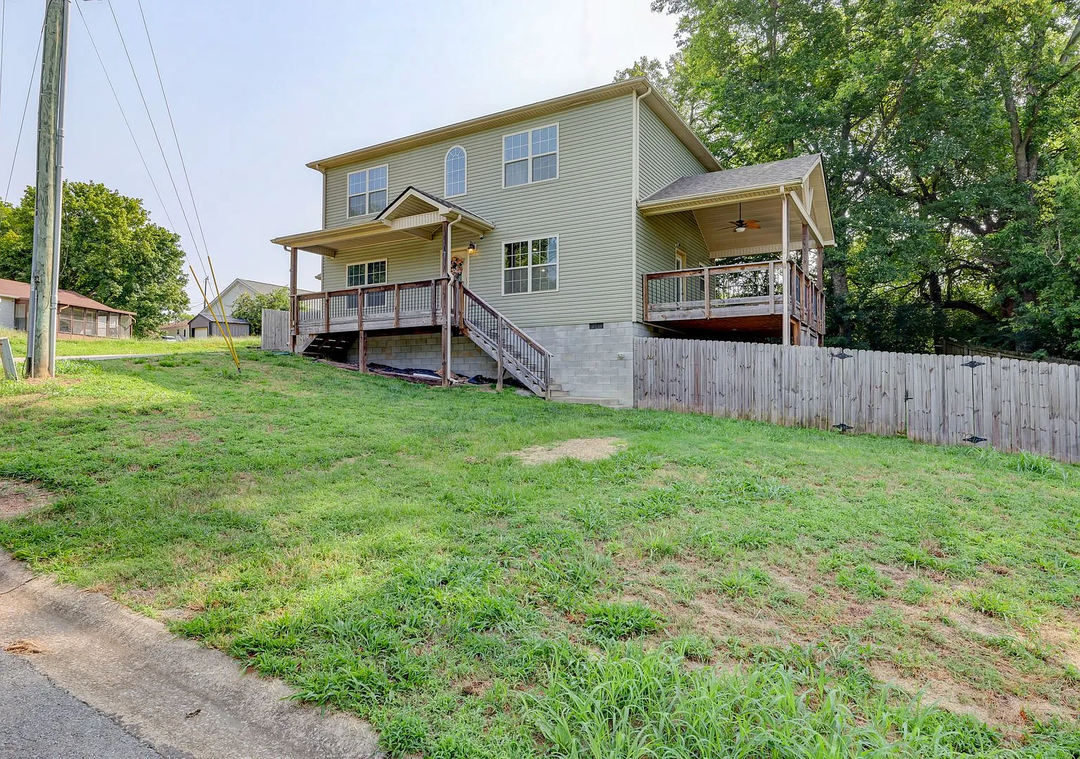 4 bed 2.5 bath Fresh paint and gorgeous layout. — Photo 3