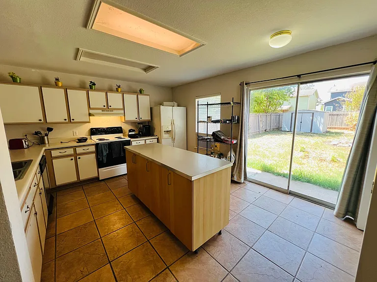 10600 Garbacz Dr — Photo 8