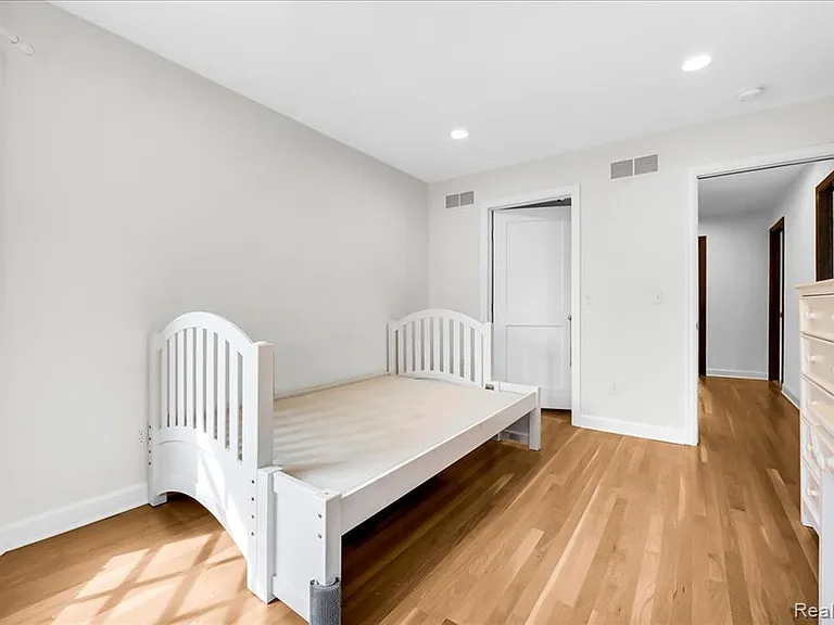 455 Linden Rd — Photo 43