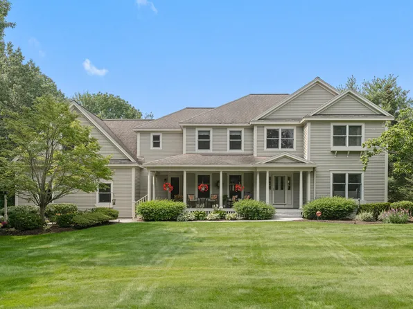 6 Mayflower Road, Falmouth, ME 04105