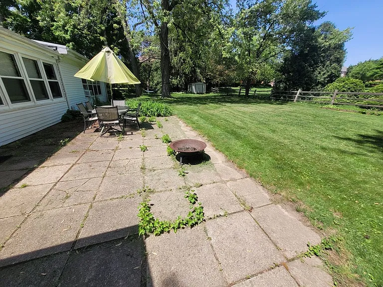 370 N Lake Dr — Photo 3