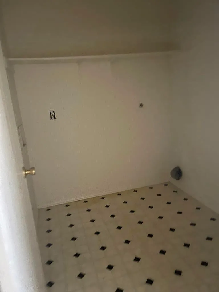 2 bed, 1.5 bath, 980 sqft, $750 — Photo 2
