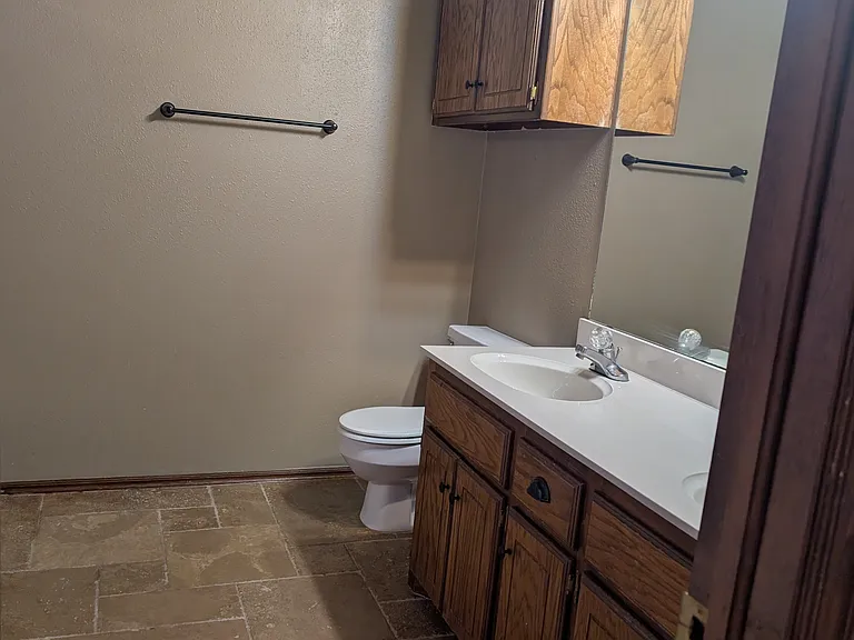 2813 Victoria Dr — Photo 8