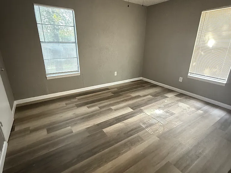 2028 Glenda Ave — Photo 6
