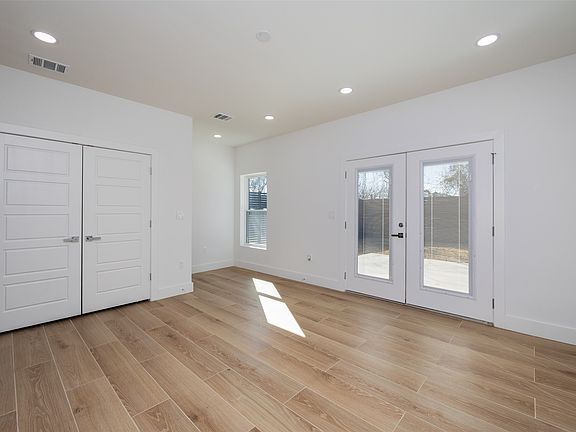 5th image of 2507 Crossman Ave