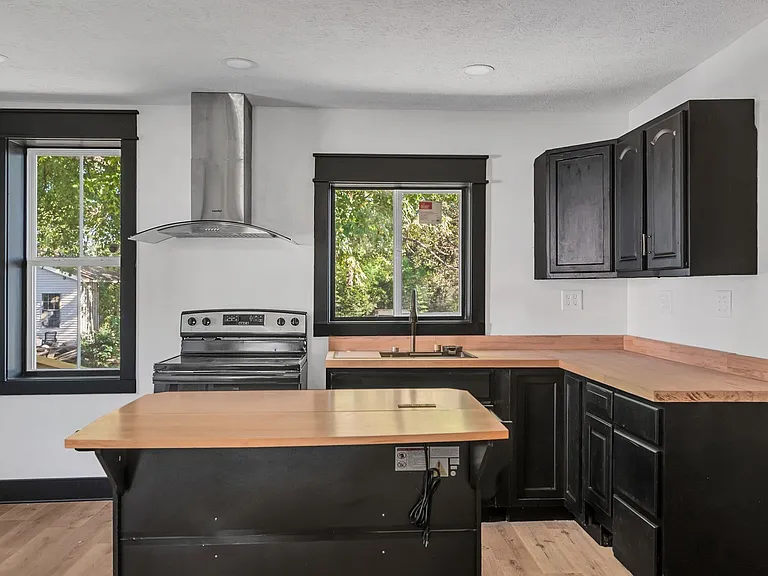 402 England St E — Photo 6