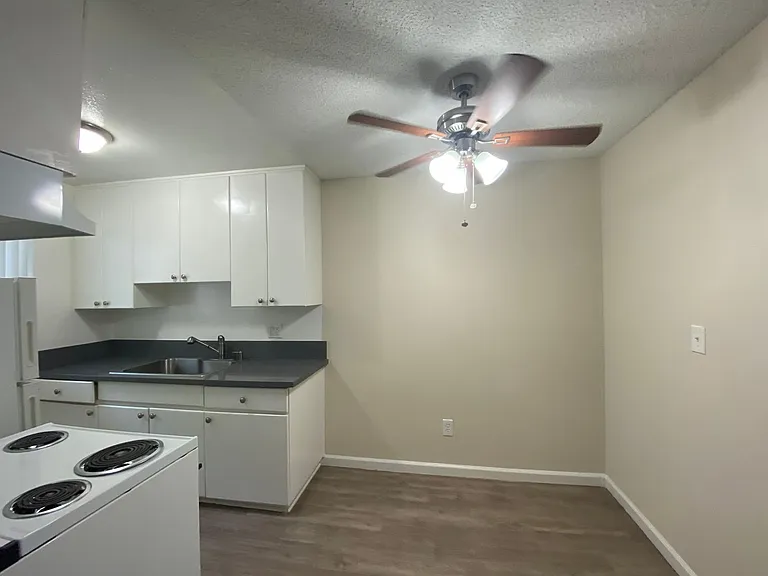 Park Granada Apartments — Photo 16