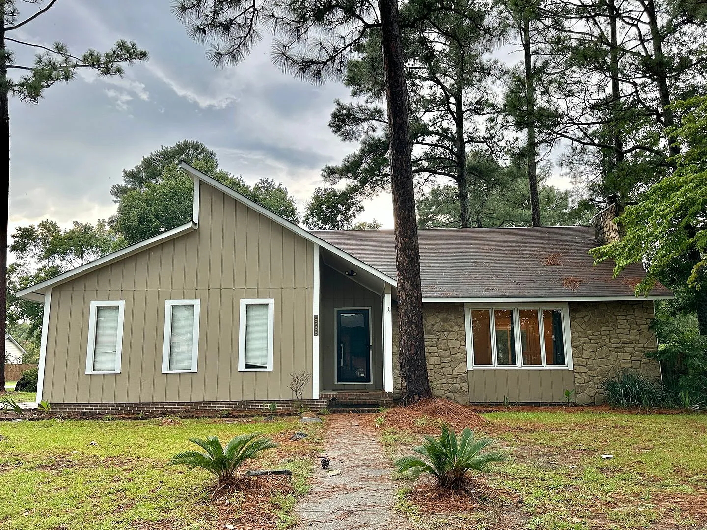 **September Rent Free Available Now - 3 Bedroom, 2 Bath Home For Rent! — Photo 1