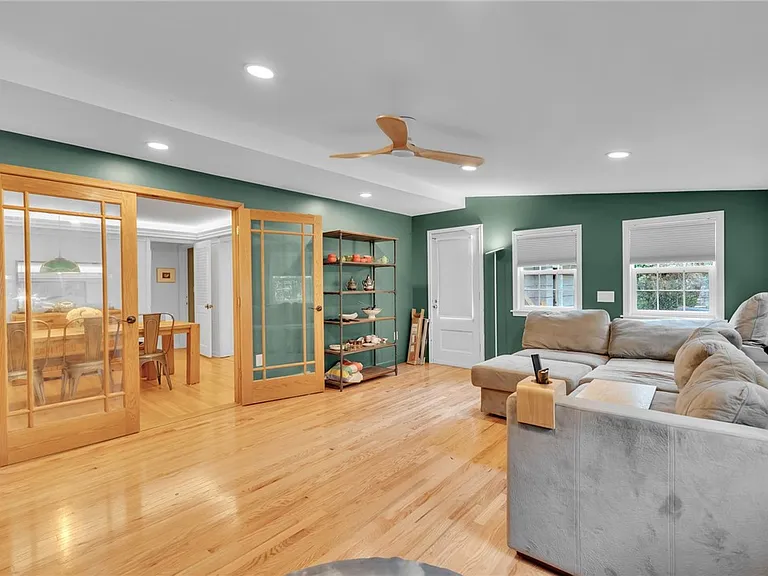 114 Burbank Dr — Photo 20