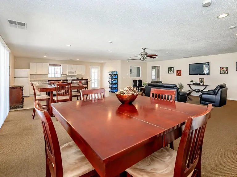 Sunset View Apartments — Photo 23