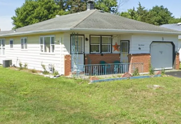 313 Barbados Dr N — Photo 1