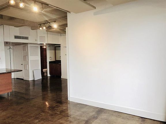 4th image of 2016 Main St APT 1822