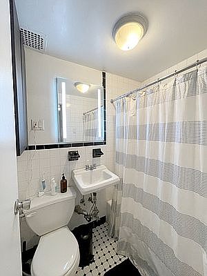 4th image of 151 W 76th St #4B