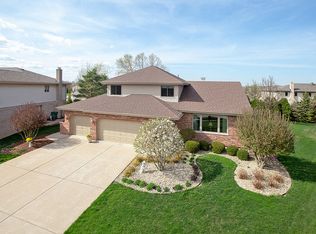 1167 Camelot Ln, Lemont, IL 60439