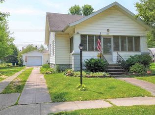 224 E 5th St, Flora, IL 62839