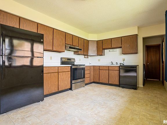 5th image of 101 E Logan St