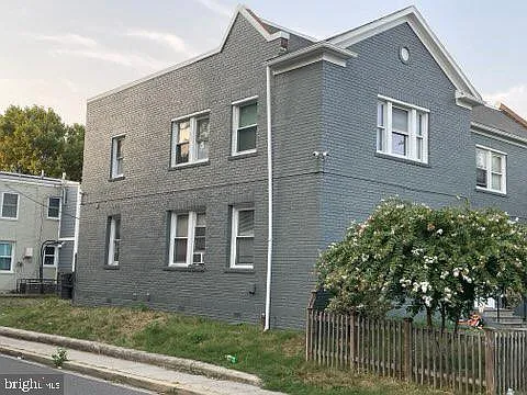 2 bed, 3810 sqft, $2,872 — Photo 2