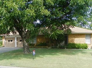 1114 Hillcrest Blvd, Gainesville, TX 76240
