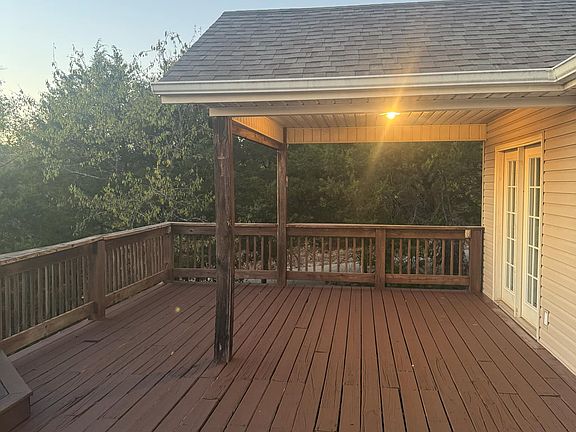 Upper deck with access of the dining room.