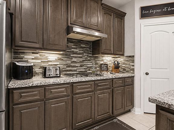4th image of 814 China Grove Dr