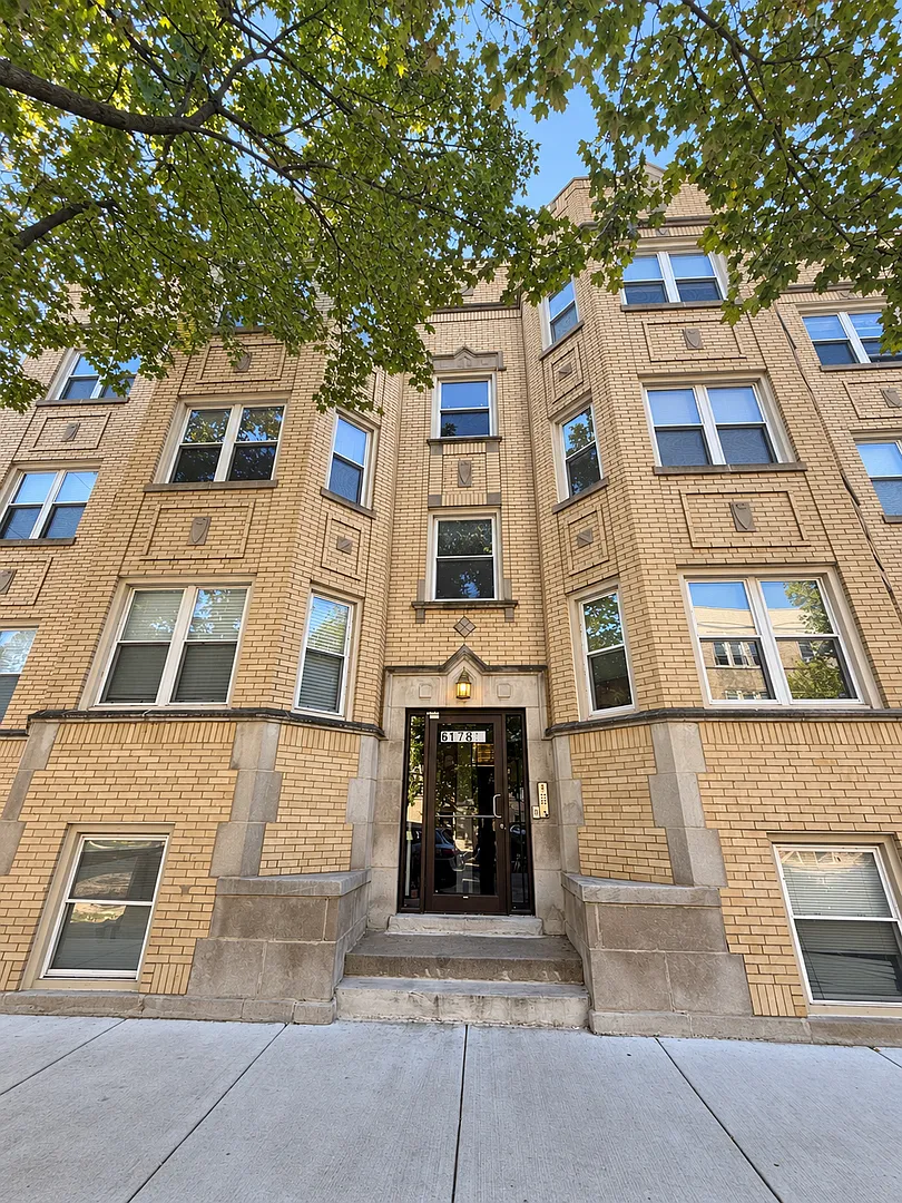 3 Bedroom 2 Bath Spacious Condo — Photo 1
