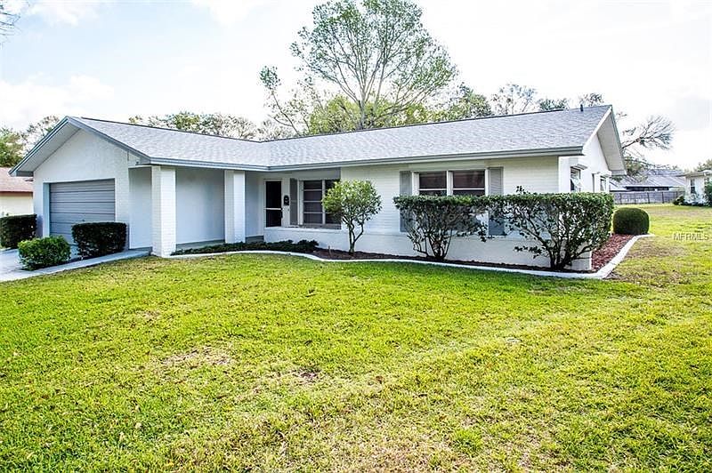 2824 THISTLE CT S. Situated on an oversized lot