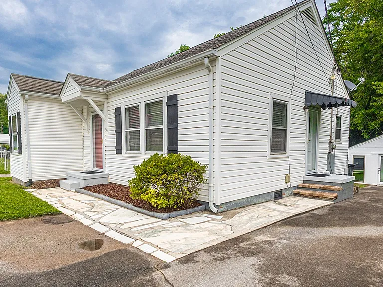 924 Hall St — Photo 4