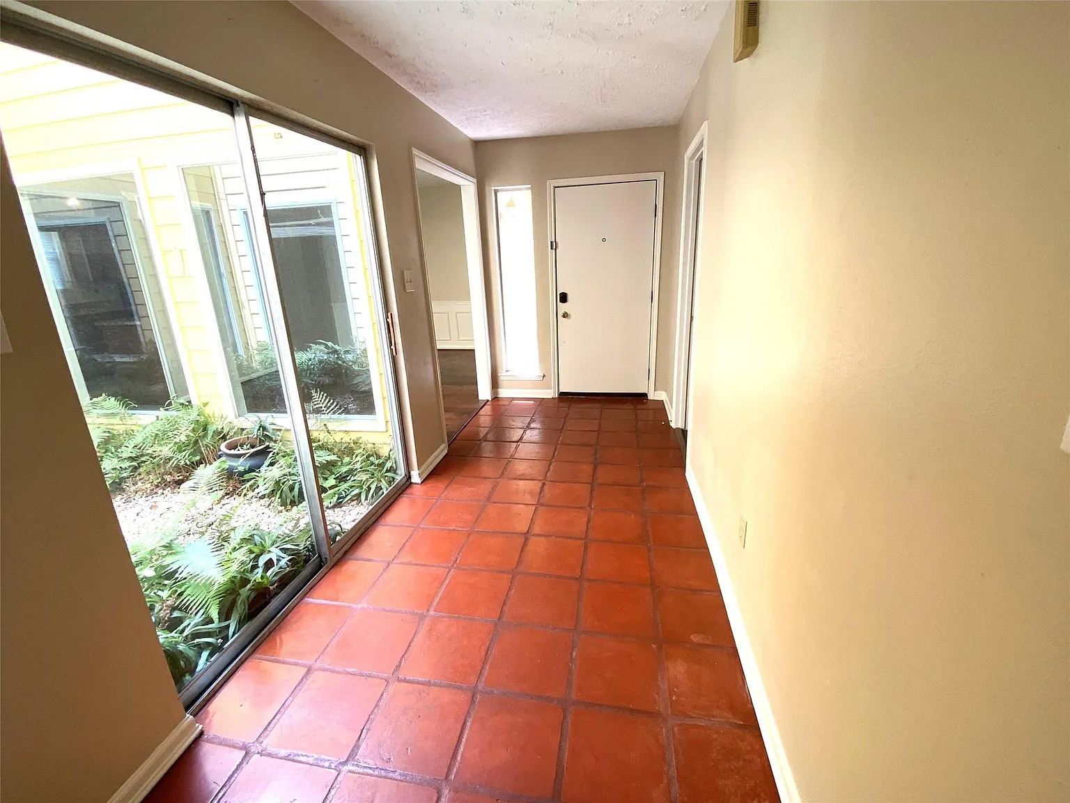 3 bed, 2.0 bath, 1781 sqft, $1,975 — Photo 3