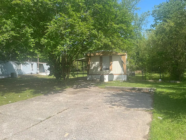 1705 Leonard Dr — Photo 2