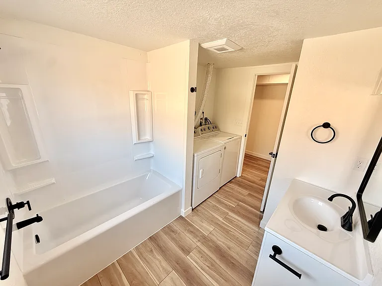 5611 N 48th St #B — Photo 11