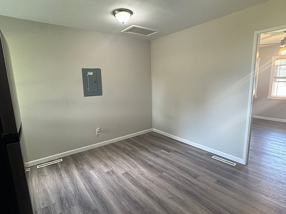 4th image of 2200 Glen Dr