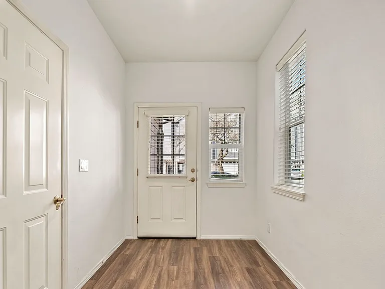 9284 SW Sweek Dr — Photo 10