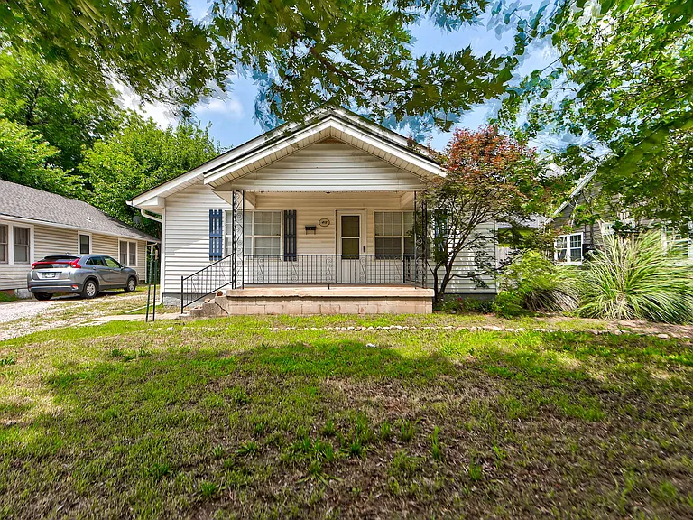 418 N Flood Ave — Photo 1
