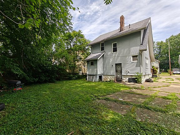 3rd image of 1024 Whittier Ave
