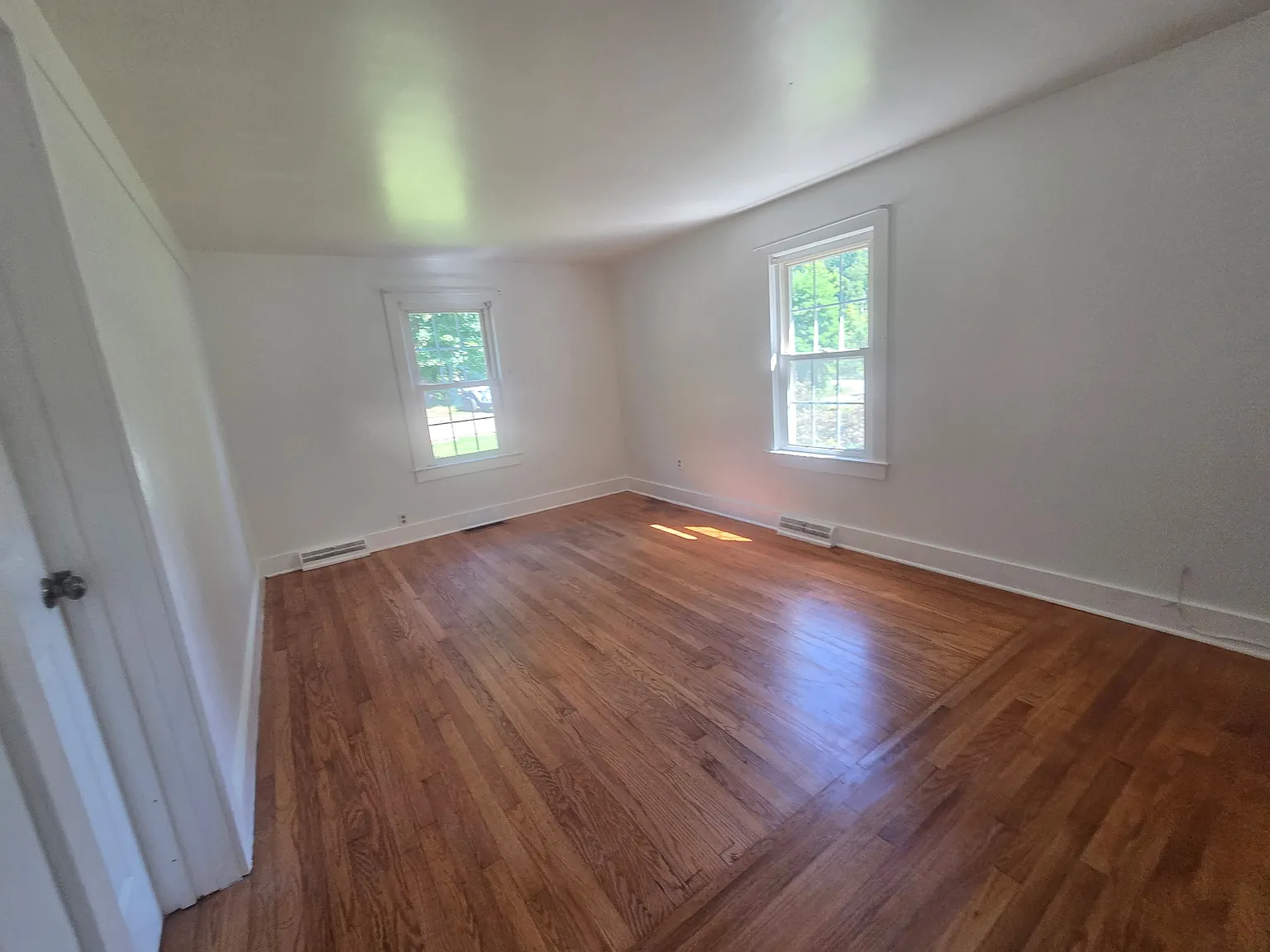 3 bed, 1.5 bath, 1496 sqft, $2,300 — Photo 4