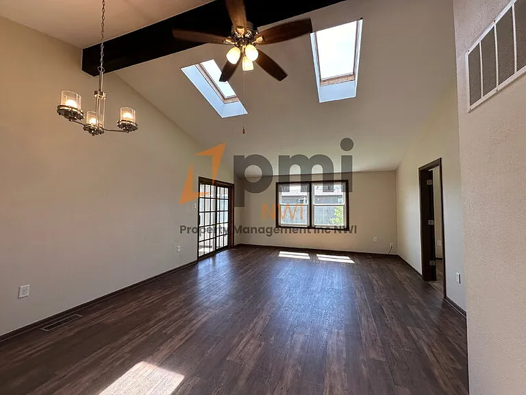404 Saginaw Dr — Photo 8