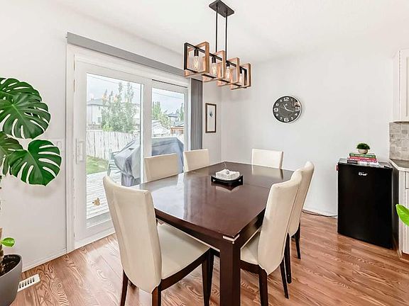 3rd image of 15 E Citadel Meadow Cres NW