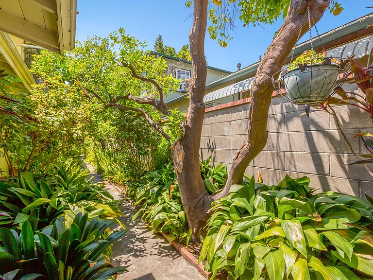 5019 Cahuenga Blvd #5019 — Photo 19