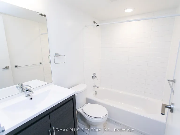 686 Bathurst St #L03 — Photo 11