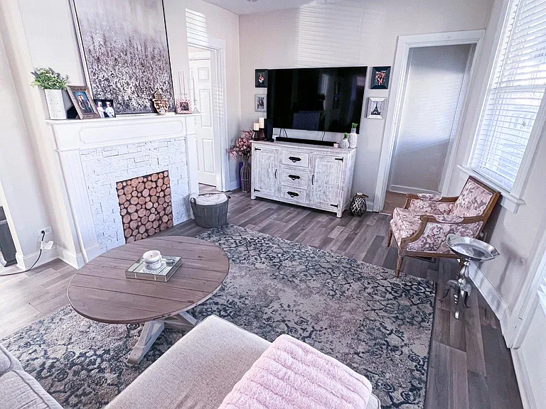 2415 Morton Ave — Photo 3